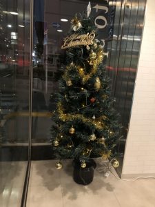 街は、クリスマスカラー一色ですね！！